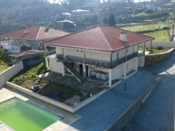 Moradia T3+2 com Piscina e Terreno de 2.760 m² em Idães, Felgueiras