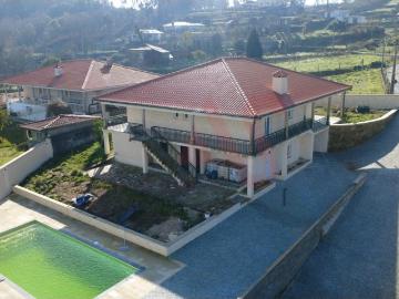 Moradia T3+2 com Piscina e Terreno de 2.760 m² em Idães, Felgueiras