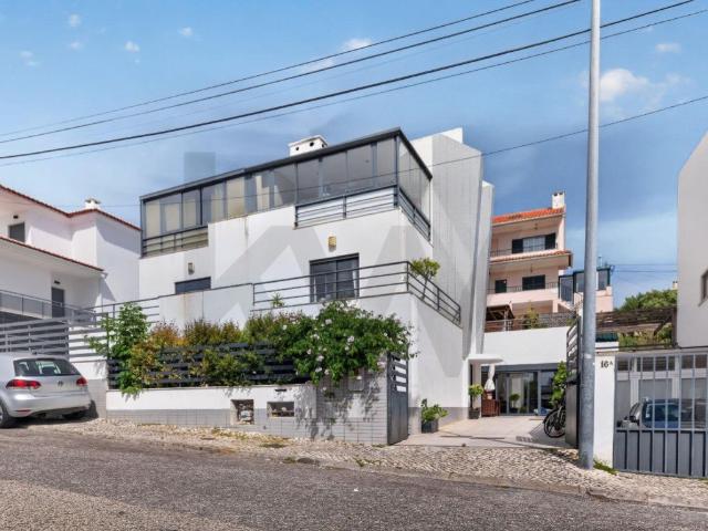 Moradia T3+2 com Terraço, Duas Salas e Excelente Localização. 112m² Queijas e Caxias