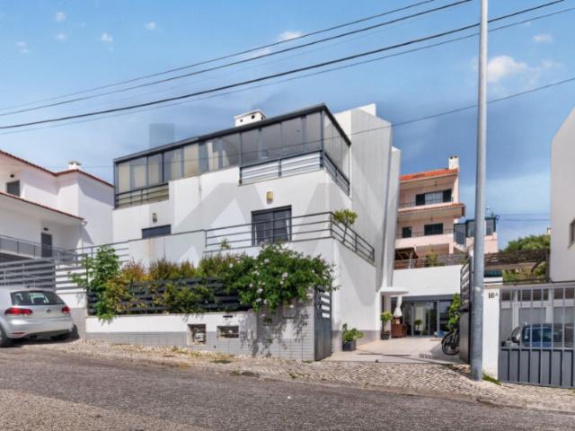 Moradia T3+2 com Terraço, Duas Salas e Excelente Localização em Caxias