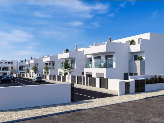 Moradia T3+2, em condomínio fechado atualmente em fase de construçã.