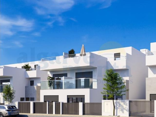 Moradia T3+2 Nova com Piscina, Garagem, Perto da Praia da Lota