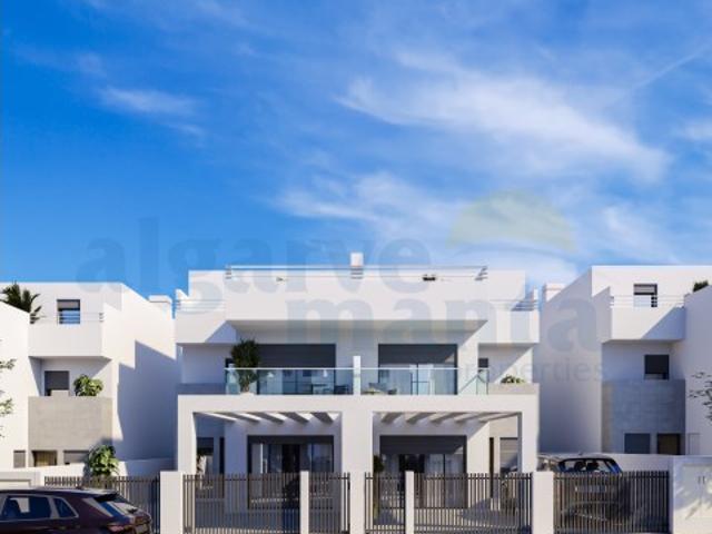 Moradia T3+2 Nova com Piscina, Garagem, Perto da Praia da Lota