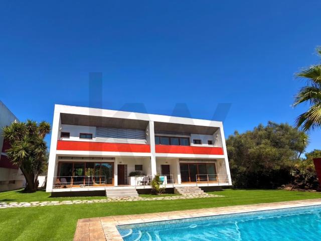 Moradia T3+2 Renovada com Jardim e Piscina em Condomínio Privado em Cascais