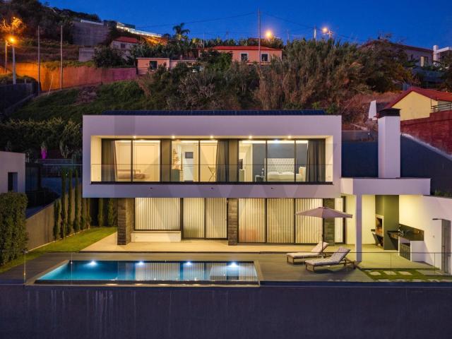 Moradia T3 Minimalista com piscina com vista mar desafogada. 159m² Ribeira Brava