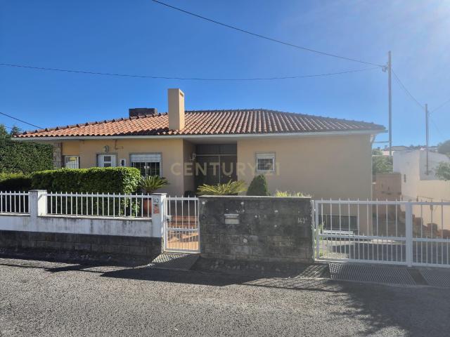 Moradia T3 Mobilada com Jardim e Garagem no Livramento, Estoril