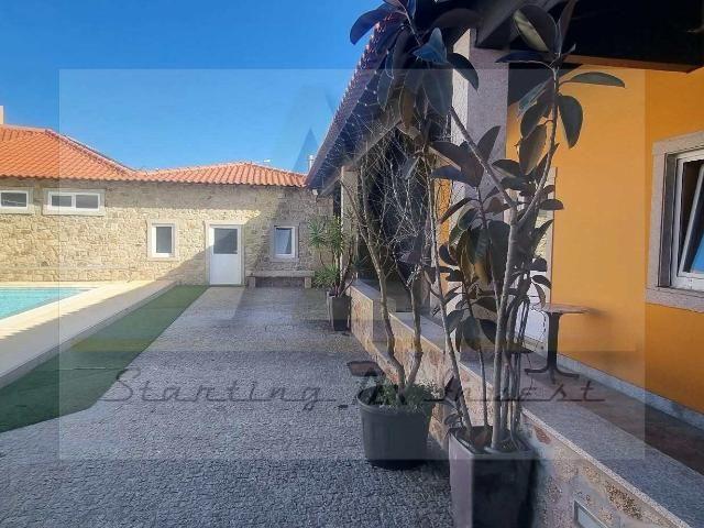 Moradia T3 mobilada com piscina. em Terroso Póvoa de Varzim