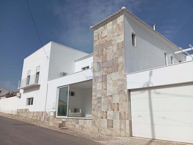 Moradia T3, mobilada e equipada, com espaço exterior no centro do Peral para arrendar!