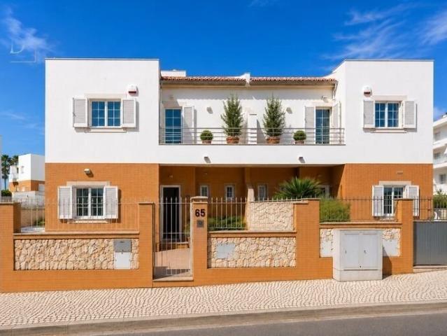 Moradia T3 Moderna com Piscina e Garagem – Vale Pedras, Albu. 244m² Albufeira e Olhos de Água