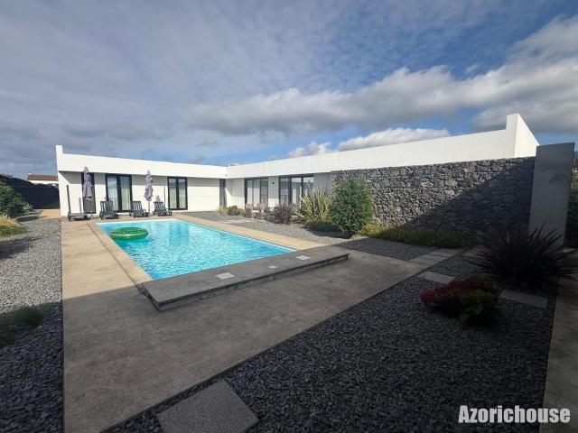 Moradia T3 num único piso, com piscina