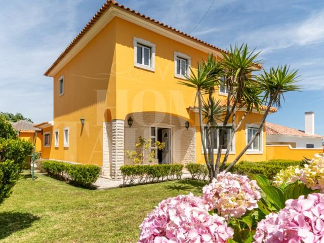 Moradia T3 na Carvoeira com excelente potencial