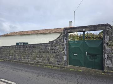 Moradia T3 nas Capelas com Terreno com Viabilidade de Construção