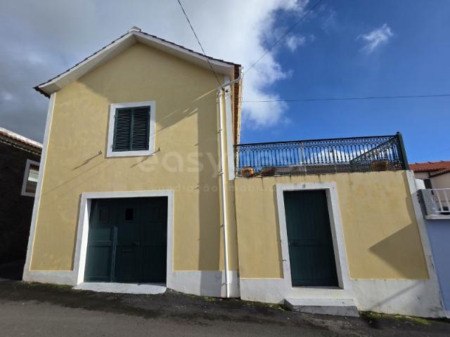 Moradia T3 na Ribeira do Meio, Lajes do Pico 196 m², Terraço com Vista Mar e Garagem