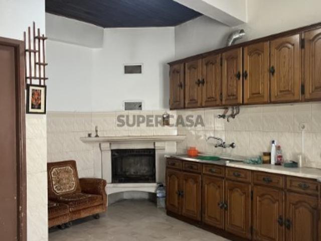 Moradia T3 no centro da aldeia do Pesinho com terreno de cerca de 1.500 m²