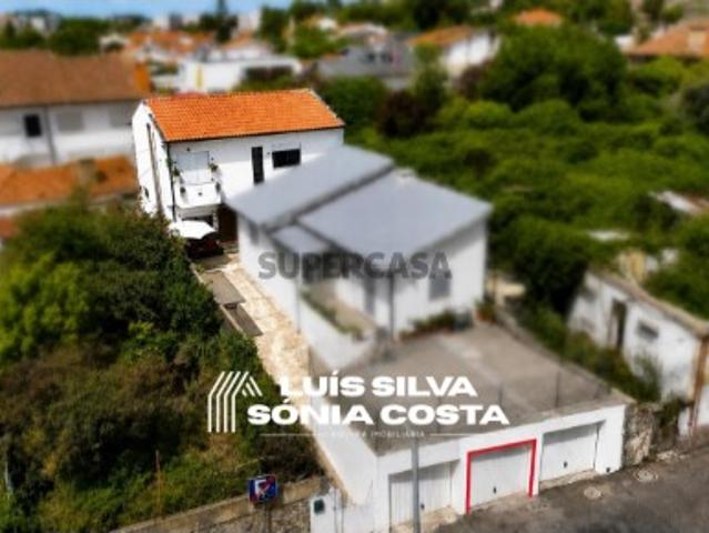 Moradia T3 no Centro da Feira | Garagem Fechada | Jardim | Rua Dr. João Magalhães