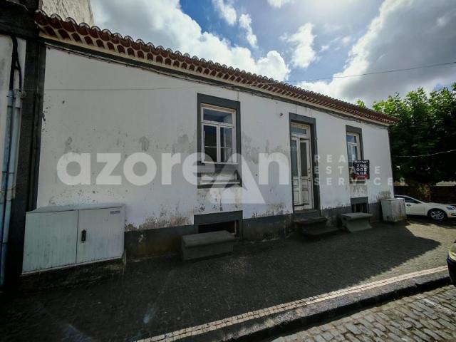 Moradia T3 no centro da Ribeirinha, Concelho da Ribeira Grande