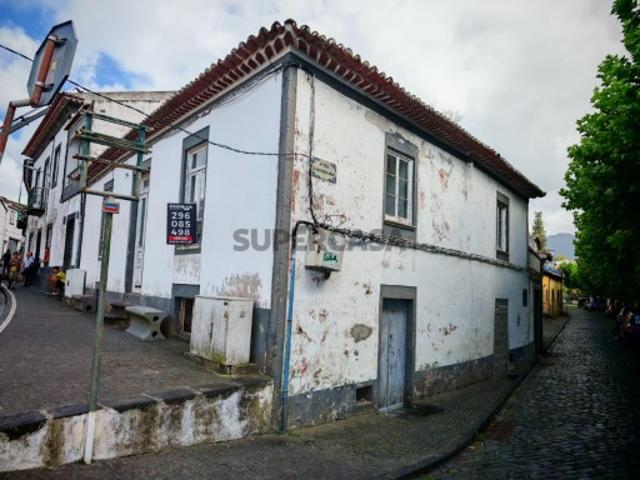 Moradia T3 no centro da Ribeirinha, Concelho da Ribeira Grande