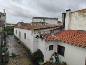 Moradia T3 no Centro de Vila Moreira com logradouro, anexos e frente para duas estradas | Imóvel atualmente arrendado