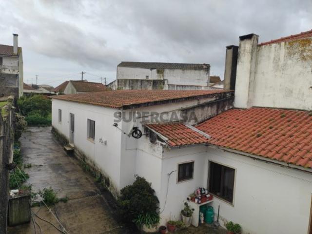 Moradia T3 no Centro de Vila Moreira com logradouro, anexos e frente para duas estradas | Imóvel atualmente arrendado