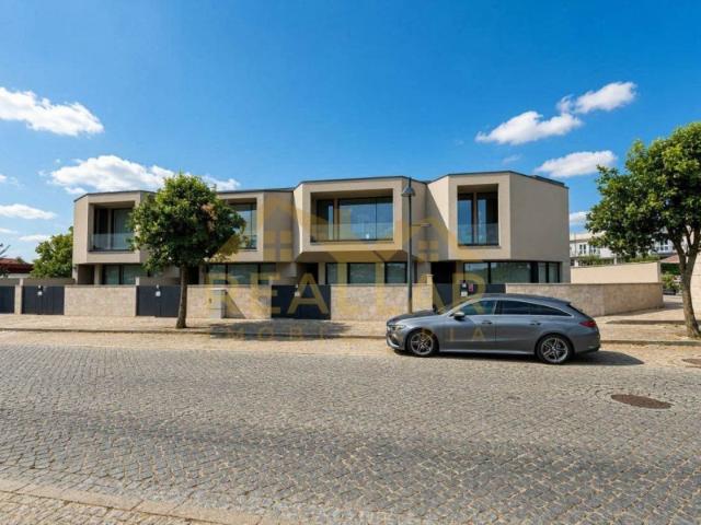 Moradia T3 no Centro Histórico de São Pedro de Rates | Design Contemporâneo e Exclusividade