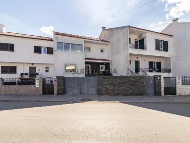 Moradia T3 no Vale da Amoreira 191 m², quintal privado e garagem