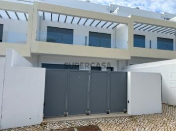 Moradia T3 nova, com arquitetura moderna em Tavira, Algarve