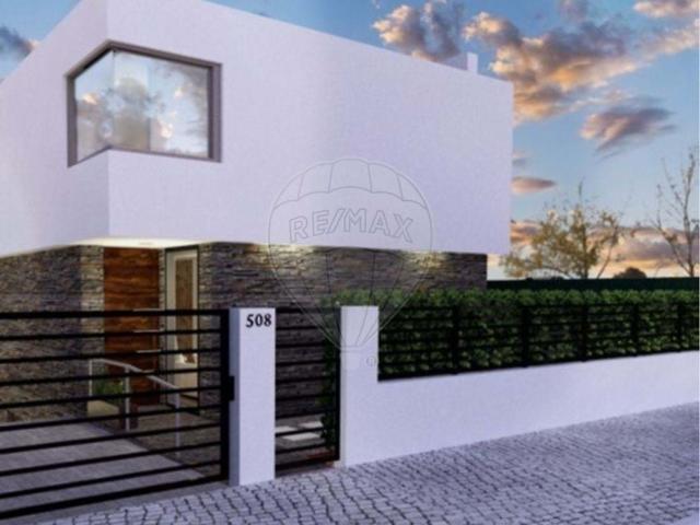 Moradia T3 Nova com garagem, logradouro e piscina, em Pêra. 398m² Alcantarilha e Pêra