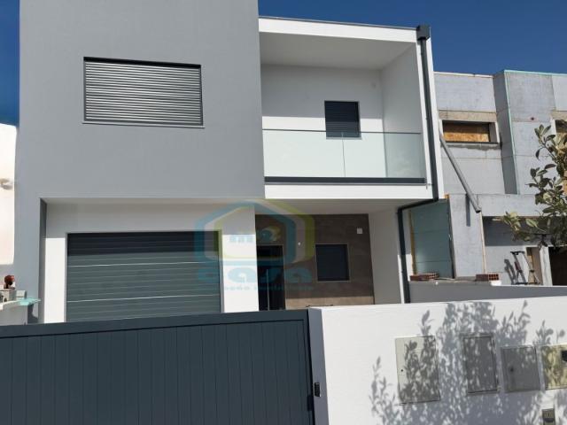 Moradia T3 nova com garagem situada em Silveira
