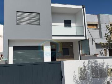 Moradia T3 nova com garagem situada em Silveira 150m² Silveira