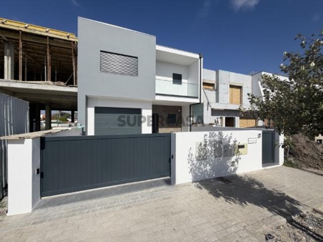 Moradia T3 nova com garagem situada em Silveira