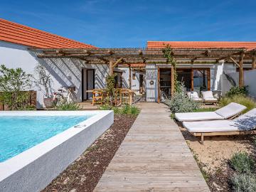 Moradia T3, nova, com jardim privativo e deck exterior, na Comporta