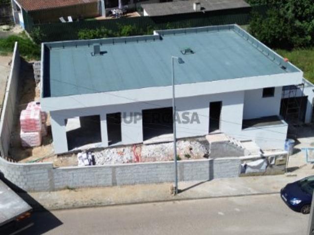 Moradia T3 NOVA térrea com estilo CONTEMPORÂNEO