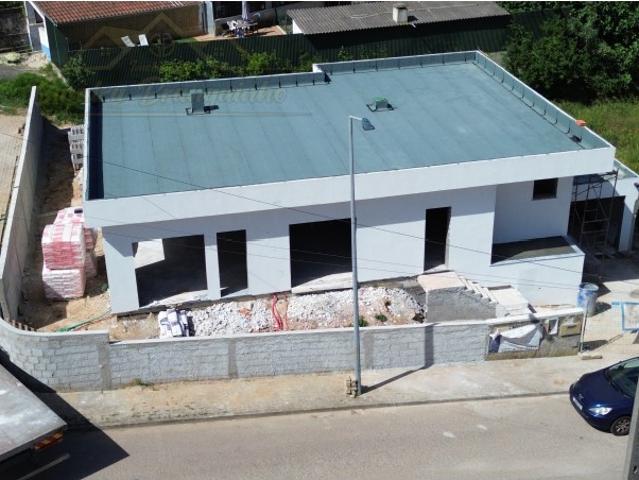 Moradia T3 NOVA térrea com estilo CONTEMPORÂNEO