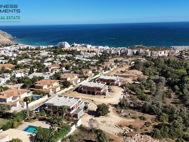 Moradia T3 Nova com Piscina e Vista Mar — MIRALUZ II, Praia. 170m² Luz