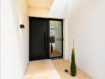 Moradia T3 nova com piscina em Britelo, concelho de Celorico de Basto