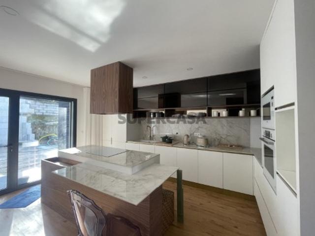 MORADIA T3, NOVA COM PISCINA, EM SANFINS DE FERREIRA