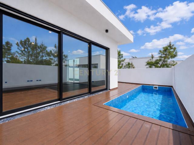 Moradia T3 Nova com Piscina em Palmela Urbanização calma junto à A33