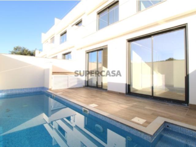 Moradia T3 nova com piscina, vista mar e estacionamento privativo!