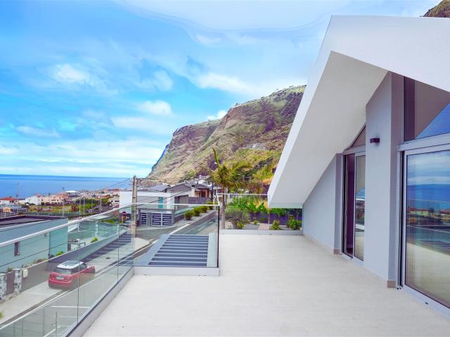 Moradia T3 Nova com Vista Mar e Piscina em Paul do Mar 196m² Paúl Do Mar