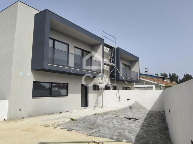 Moradia T3 Nova com 3 Suites, Jardim e Terraço – Design Contemporâneo | Maia