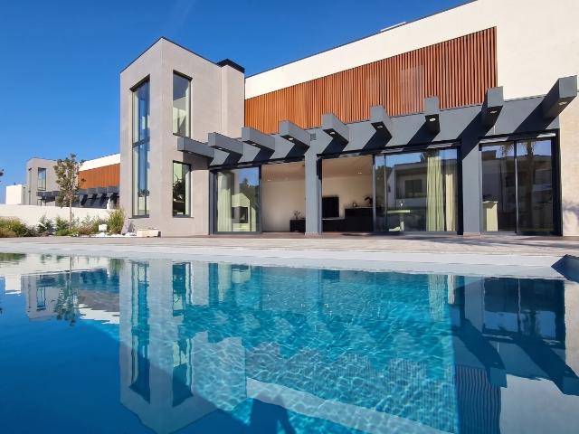 Moradia T3 nova com 3 suítes, piscina e jardim Arrendamento mobilado e equipado