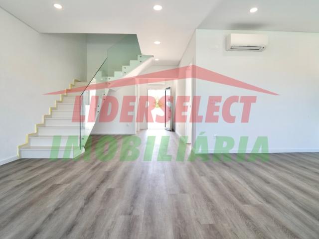 Moradia T3 Nova, a 2 min das praias