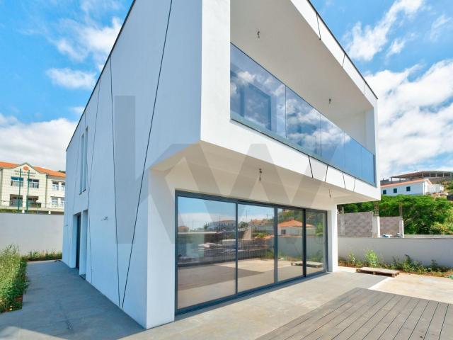 Moradia T3 Nova de Arquitetura Contemporânea | Caniço – Assomada