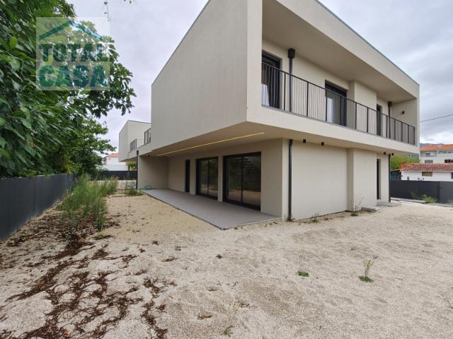 Moradia T3 Nova de Elevada Qualidade e Design Contemporâneo