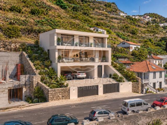 Moradia T3 Nova em Construção com Vista Mar e Montanha Campanário, Ribeira Brava