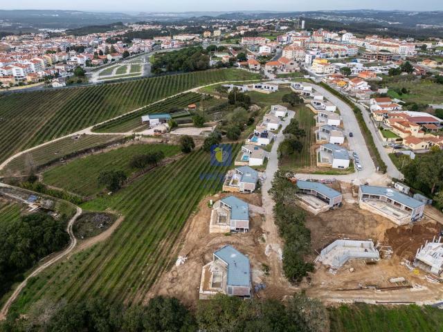 Moradia T3 Nova em fase de término da obra, com piscina, com possibilidade de ser convertida em T3+2, inserida em Condomínio