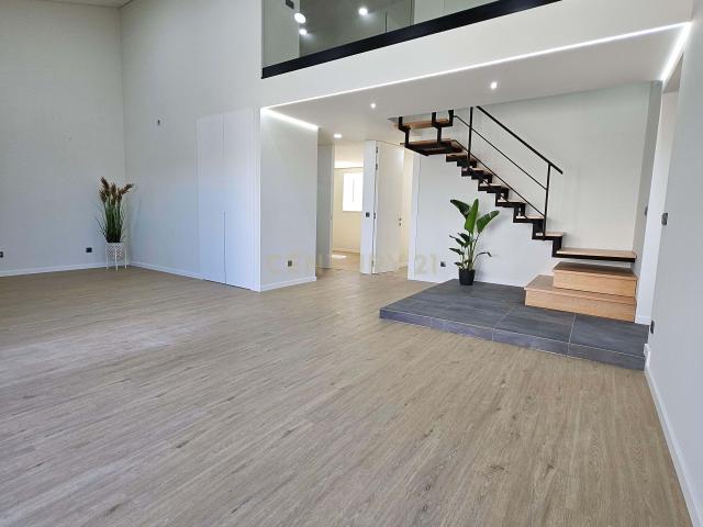 Moradia T3 Nova no Centro de Cantanhede | Jardim Privativo, 2 Lugares de Estacionamento, espaço Exterior e Acabamentos Premium – Pronta a Habitar!