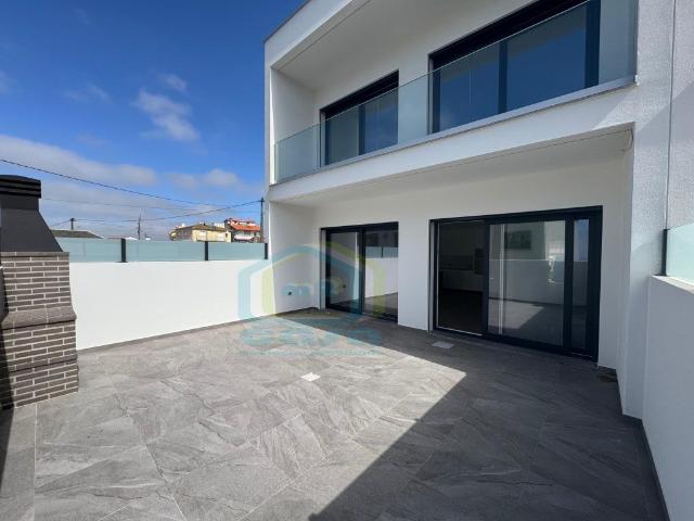 Moradia T3 Nova situada a poucos minutos da Praia 140m² da Lourinhã e Atalaia