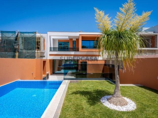 Moradia T3 nova, pronta habitar, com piscina e jardim no Barranco do Rodrigo em Portimão