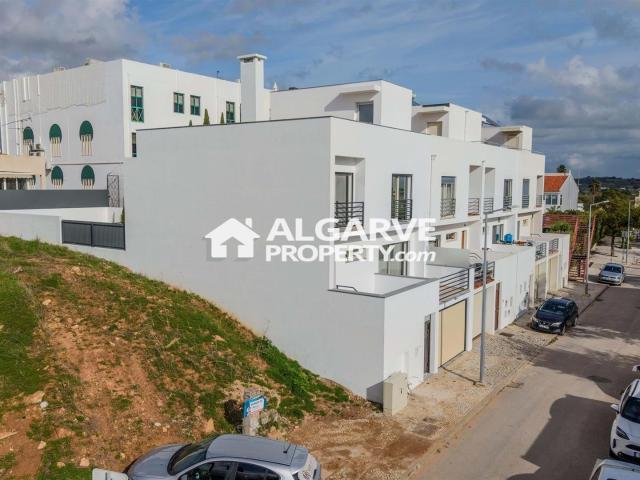 Moradia T3 a estrear no centro de Moncarapacho e perto de Ol. 256m² Moncarapacho e Fuseta